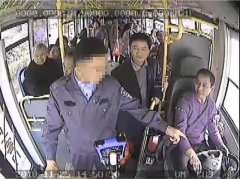 邵阳隆回一公交车上演“抢方向盘” 警